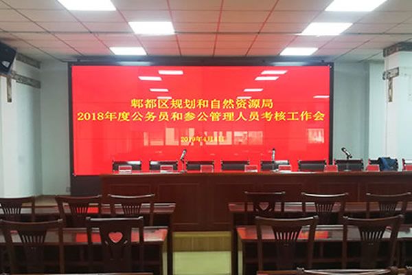 會議室使用拼接屏好還是小間距LED好？