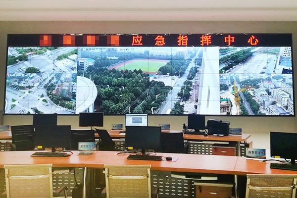 多種信息源通過什么設備輸出拼接屏？