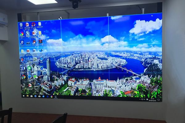 拼接屏的顯示有拼縫嗎_拼接屏是怎么實(shí)現(xiàn)無(wú)縫拼接顯示的？