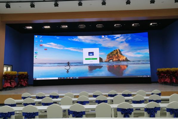 舞臺背景大屏使用LED屏好，還是拼接屏好？