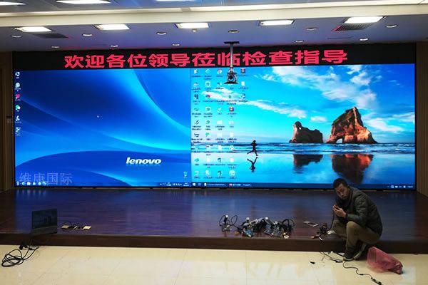 小間距LED屏幕和無(wú)縫液晶拼接屏的區(qū)別有哪些，哪種顯示效果好？