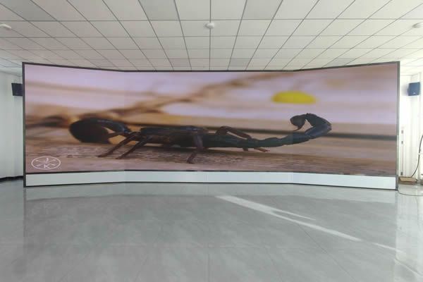 多媒體展廳用多大尺寸的LED顯示屏合適，多媒體展廳LED顯示屏方案設(shè)計(jì)