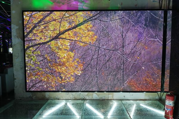 酒吧大屏使用LED顯示屏好，還是液晶拼接屏好？