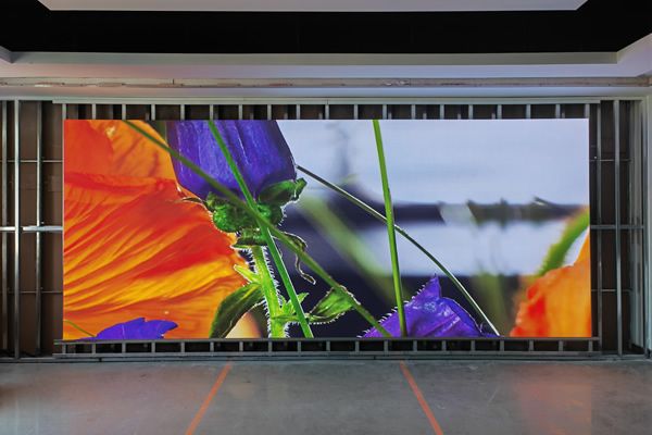 8米寬的會議室，用多大尺寸的LED顯示屏合適？