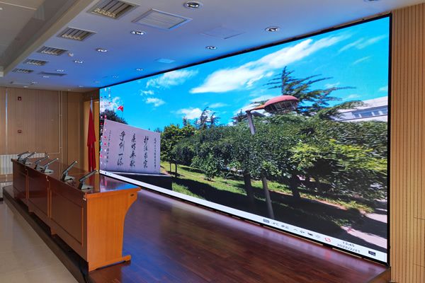 6米寬10米長的會議室，做多大尺寸的LE顯示屏合適？