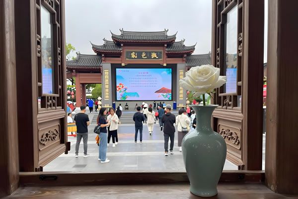 “新中式樂園”刷屏出圈！LED顯示屏賦能非遺文旅，維康國際打造沉浸式國風盛宴